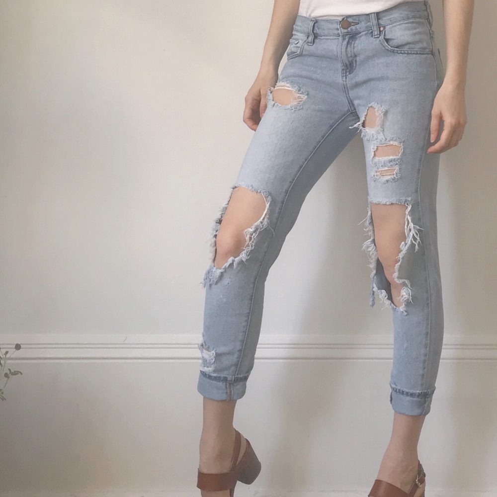 Bullhead • Distressed Mid-Rise Jeans